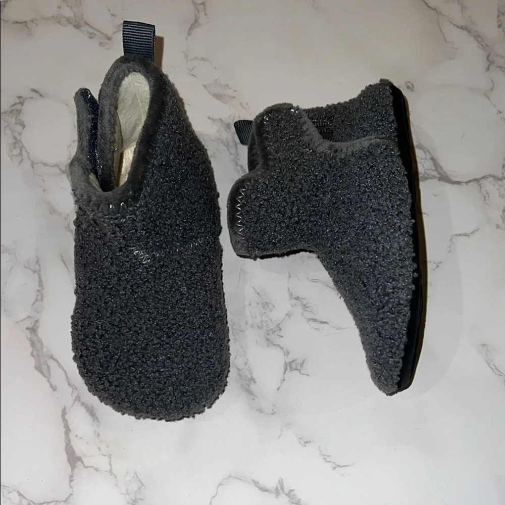 NWOT Dark Gray Kids Sherpa Booties (24/25)